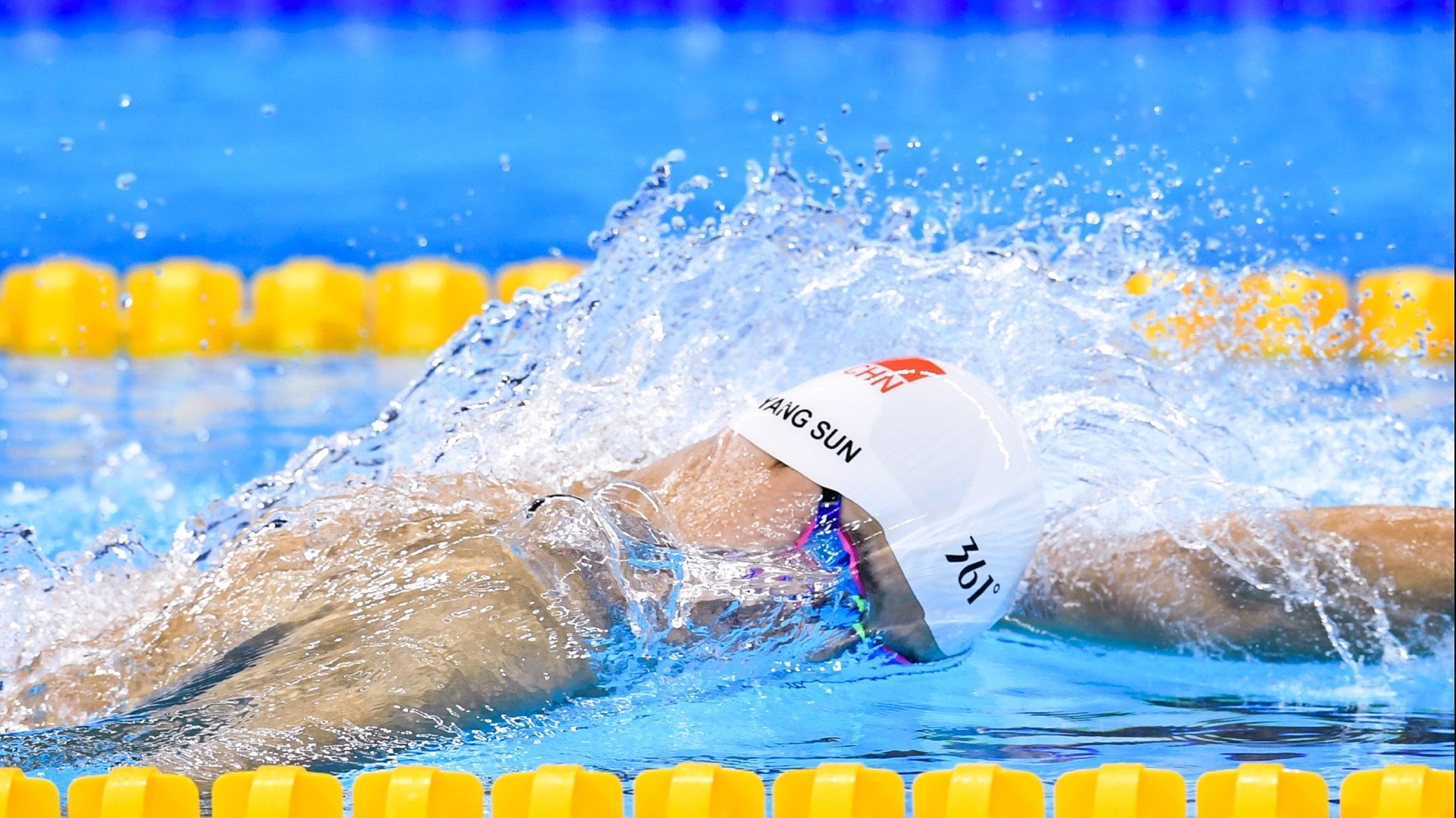 “峡谷穿梭：深山中的极速冲刺”，穿过峡谷